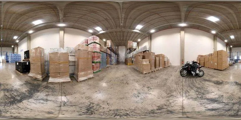 Une vue à 360 degrés d'un entrepôt avec des motos et des boîtes pour TCL Transport.
