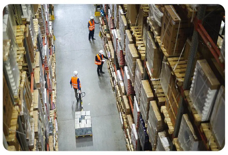 Employés d'entrepôt impliqués dans l'entreposage (stockage) et le transport tcl dans un entrepôt.